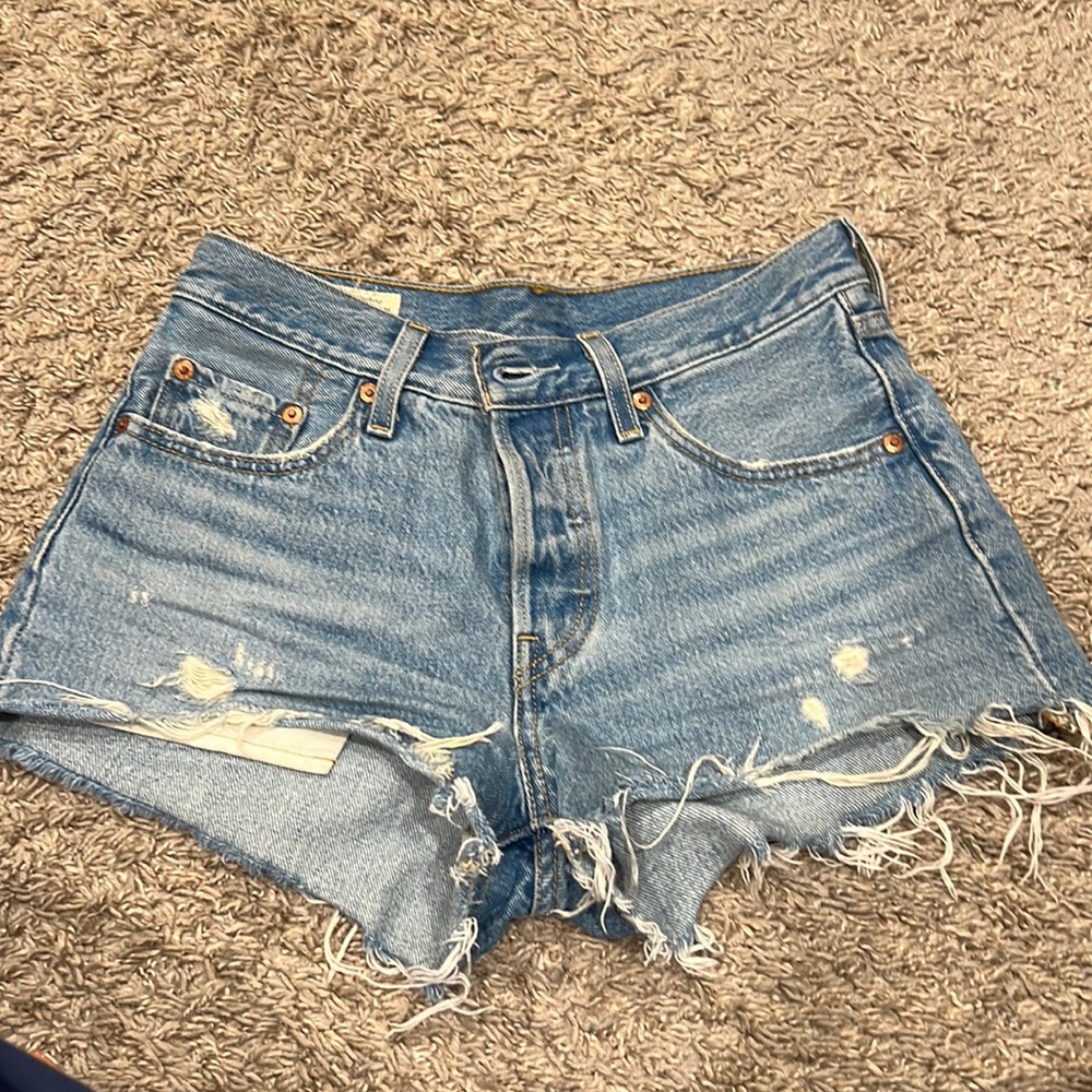 Medium wash denim Levi’s jean shorts, Size 25